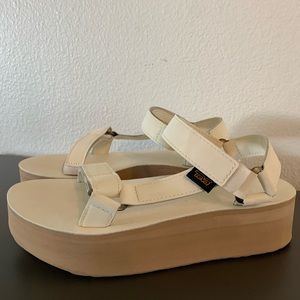 Teva Flatform Universal Up Leather White Swan Size 8 NEW